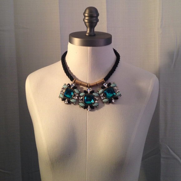 ⭐️Host Pick⭐️Reduced🎉 Jcrew Statement Necklace - Picture 3 of 3